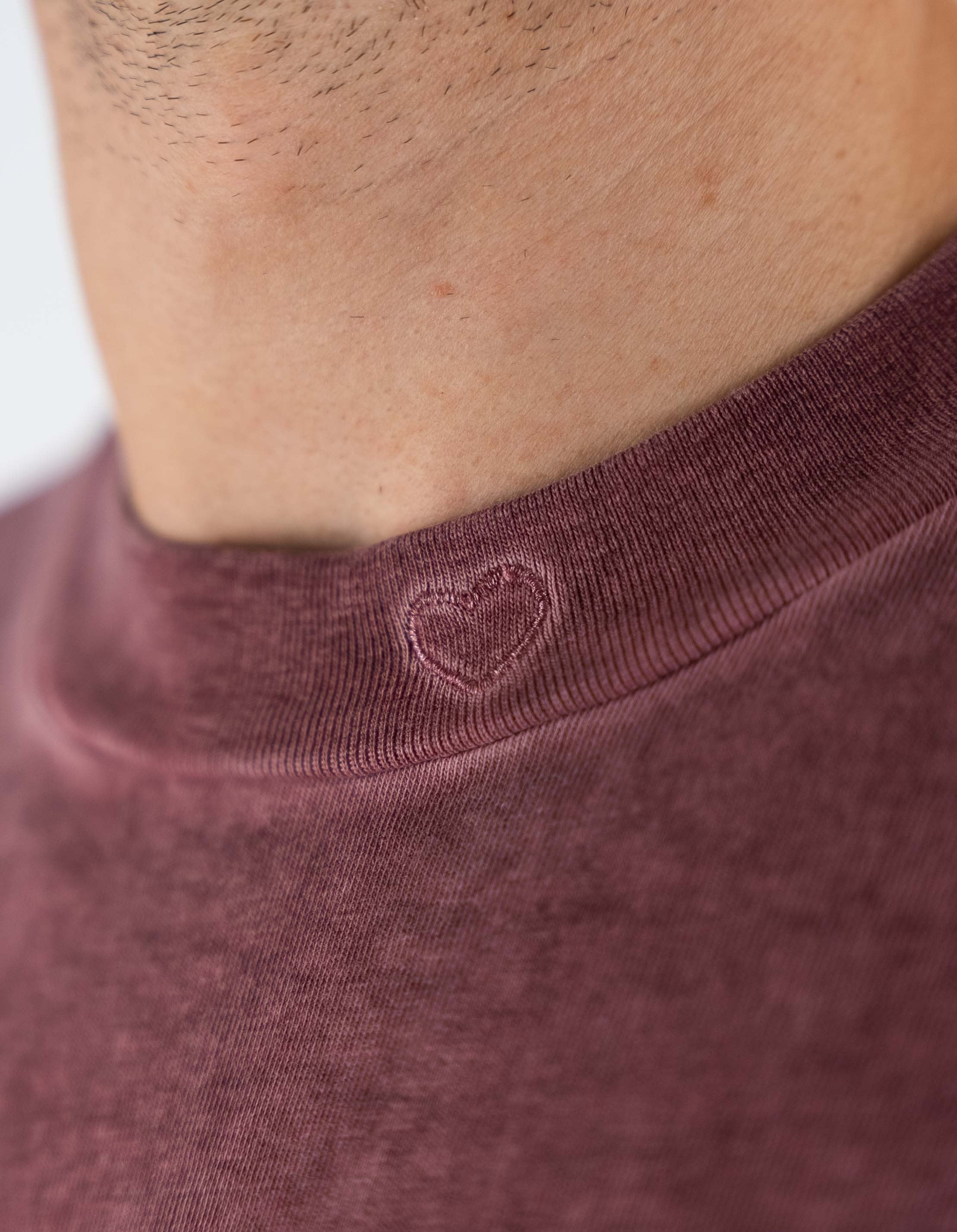 Vision Of Super Stone Wash Red Tee With Embroidered Hearth On The Neck And Patch On Back Stone Wash – dettaglio prodotto 2 – Master SKU VOS_VS006TE-03_STONE_WASH